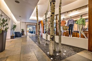Lobby - Riverfront Resort: pool, spa, athletic center (Avon)