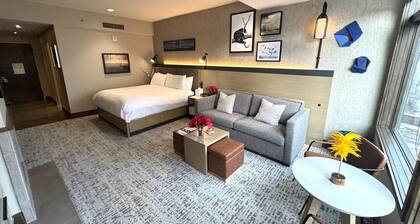 Riverfront Resort: pool, spa, athletic center