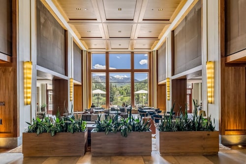 Riverfront Resort: pool, spa, athletic center