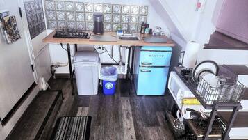 Kjøleskap, mikrobølgeovn, kokeplater og kaffetrakter/tekoker