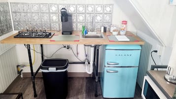 Jääkaappi, mikroaaltouuni, liesi, kahvin-/teenkeitin