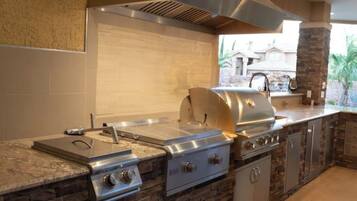 Fridge, stovetop, dishwasher, cookware/dishes/utensils