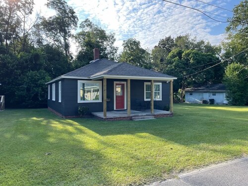 The Redbird: 3 Bedroom, Downtown, Fast WiFi, Porch