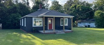 The Redbird: 3 Bedroom, Downtown, Fast WiFi, Porch
