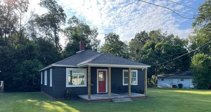 The Redbird: 3 Bedroom, Downtown, Fast WiFi, Porch
