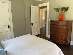3 habitaciones, escritorio, tabla de planchar con plancha y wifi gratis
