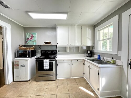 The Redbird: 3 Bedroom, Pet-Friendly, Downtown, Fast WiFi, Porch