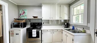 The Redbird: 3 Bedroom, Pet-Friendly, Downtown, Fast WiFi, Porch