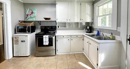 The Redbird: 3 Bedroom, Pet-Friendly, Downtown, Fast WiFi, Porch