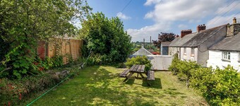 18th Century Cornish Cottage-Contemporary Interior-Private Parking-Pet Friendly