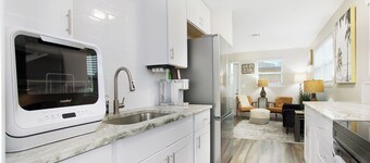 Tropical Serenity; A quaint stay: 2-bedroom condo in fabulous Naples w/WiFi, AC