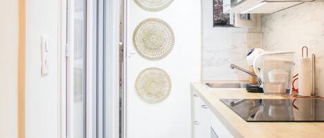 Een koelkast, een magnetron, een oven, een vaatwasser