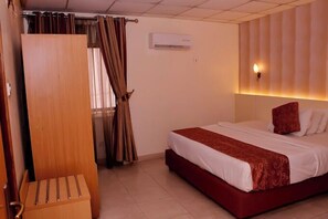 Escritorio, espacio para trabajar con laptop y wifi gratis 