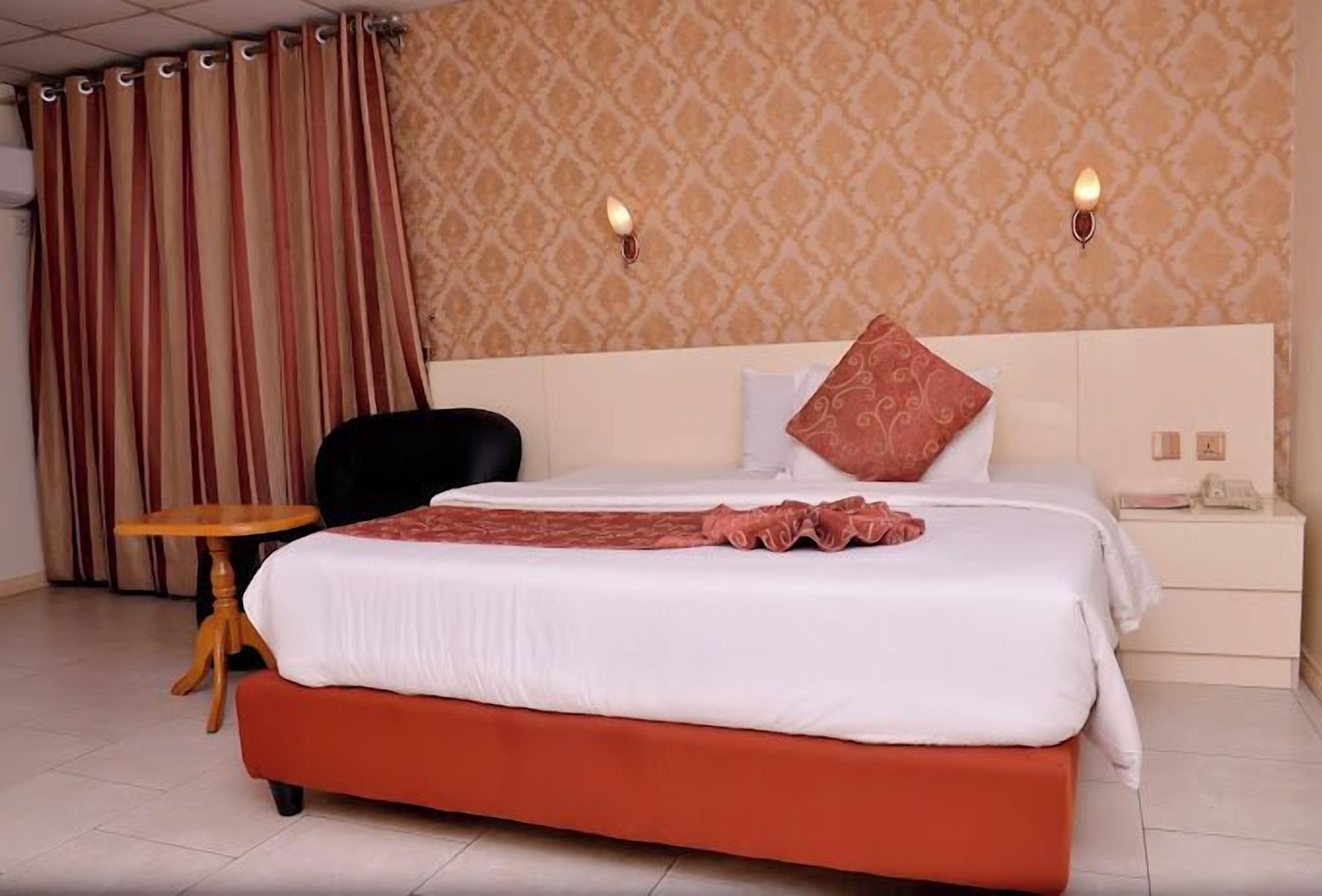 Skrivebord, skrivebord for bærbar PC og wi-fi (inkludert)