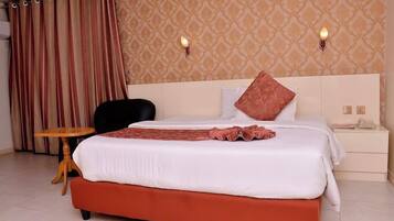 Skrivebord, skrivebord for bærbar PC og wi-fi (inkludert)