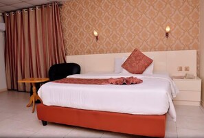 Escritorio, espacio para trabajar con laptop y wifi gratis 