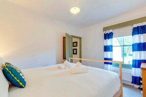 3 habitaciones, escritorio y tabla de planchar con plancha 