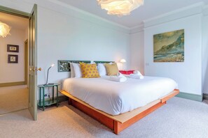 3 slaapkamers, een bureau, een strijkplank/strijkijzer, reisbedje