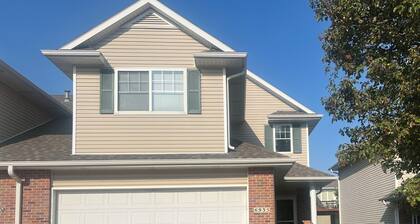Attractive 3bedroom townhome in very desired S.East Lincoln neighborhood 🏠 ☺️