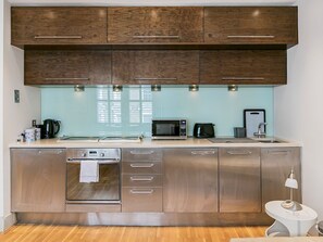 Kühlschrank, Ofen, Geschirrspüler, Kochgeschirr/Geschirr/Besteck