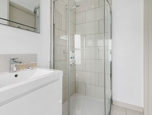 Douche, serviettes fournies