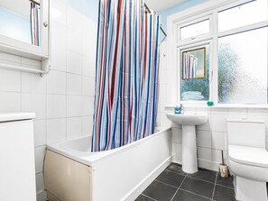 吹风机、毛巾、肥皂、洗发水