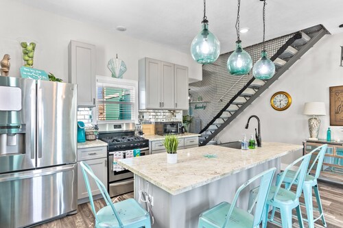 Spacious home with separate guest quarters located 1 block from the beach!