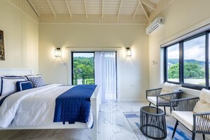 8 sovrum, värdeförvaringsskåp på rummet och skrivbord