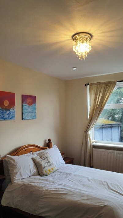 Cosy Family House, close to amenities and city centre 