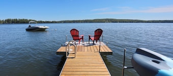 Charming 2BR Lakefront Cottage on Serene Cobbossee w/ Kayaks, A/C
