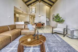 Design Condo, 3 Bedrooms, Mountain View | Living area