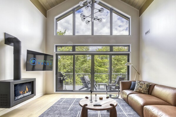 Design Condo, 3 Bedrooms, Mountain View | Living area