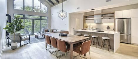 Design Condo, 3 Bedrooms, Mountain View | In-room dining
