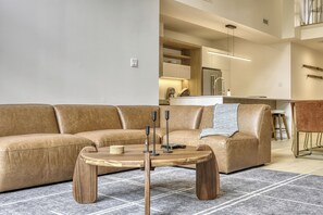 Design Condo, 3 Bedrooms, Mountain View | Living area