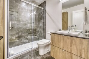 Design Condo, 3 Bedrooms, Mountain View | Bathroom | Combined shower/tub, towels, soap, shampoo