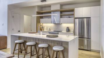 Design Condo, 3 Bedrooms, Mountain View | Private kitchen | Full-size fridge, microwave, oven, stovetop