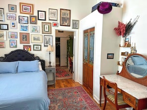 2 habitaciones, escritorio, tabla de planchar con plancha y wifi