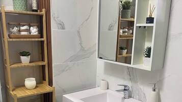 Secadora de cabello, toallas, jabón, shampoo