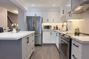 Kjøleskap, mikrobølgeovn, ovn og oppvaskmaskin