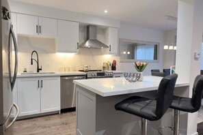 Refrigerador, microondas, horno, lavavajillas