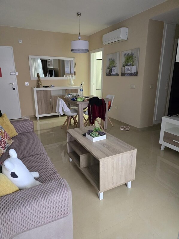 Classic Quadruple Room, City View | Living area