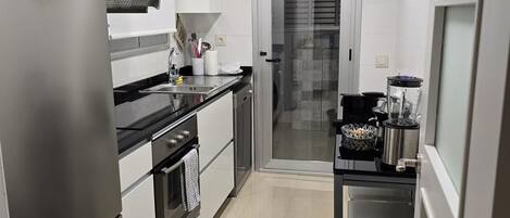 Habitación cuádruple clásica, vista a la ciudad | Cocina privada | Horno y utensilios de cocina