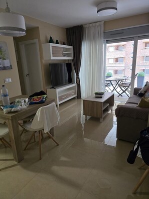 Classic Quadruple Room, City View | Free WiFi - Hotel Onyx (Belgrade)