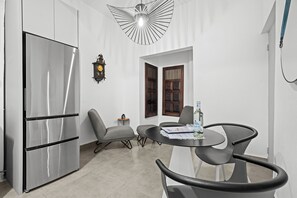 Exclusive Studio, Patio (MM9) | Dining room - MANSION MIRAFLORES (San Juan)