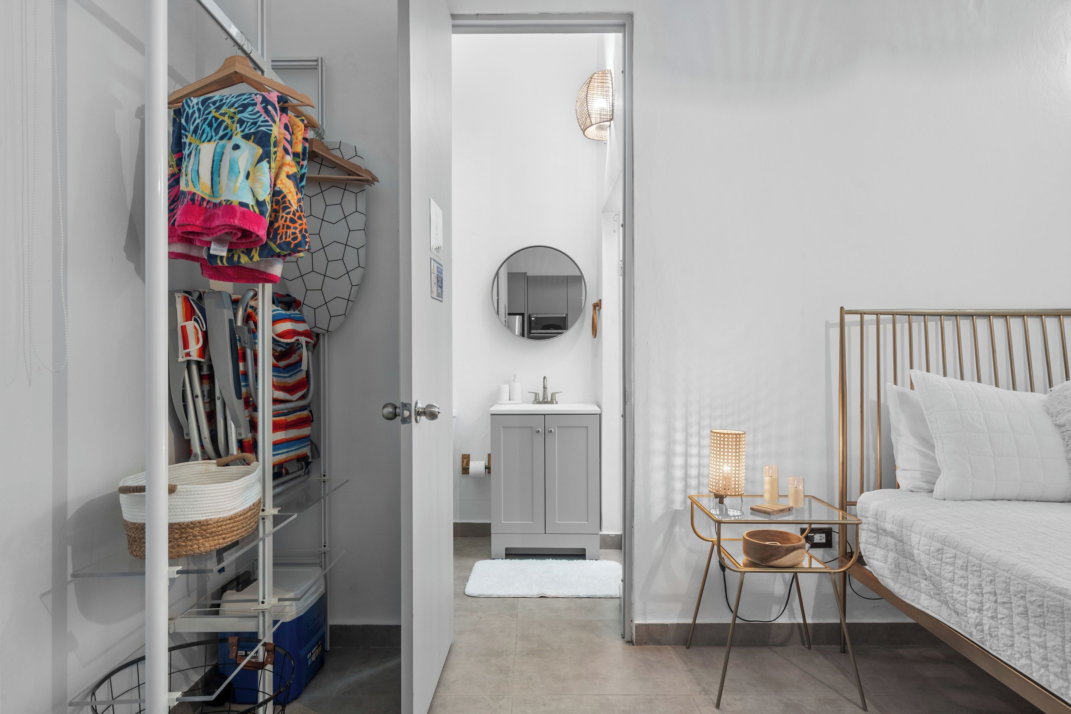 Une chambre à coucher avec un lit, une table de chevet et une vue sur la salle de bain.