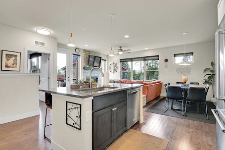 Interior. Luxury Ski and Bike Townhome with Hot Tub