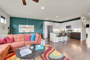 Smart TV, fireplace, books - Luxury Ski and Bike Townhome with Hot Tub (Fraser)