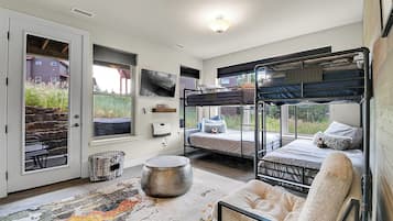 5 bedrooms, desk, iron/ironing board, travel crib