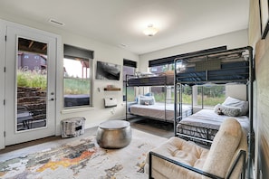 5 bedrooms, desk, iron/ironing board, travel cot