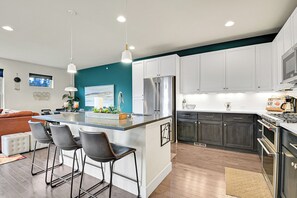 Fridge, microwave, oven, stovetop - Luxury Ski and Bike Townhome with Hot Tub (Fraser)